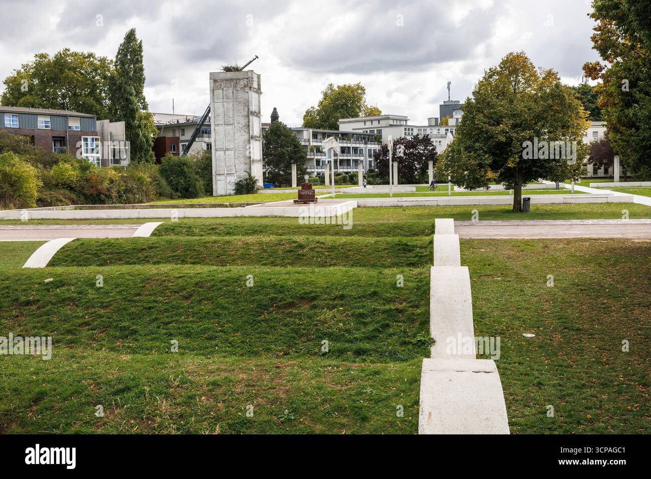 Dani Karavans Erinnerungsgarten im Innenhafen, auch Altstadtpark, Duisburg, Ruhrgebiet, Nordrhein-Westfalen, Deutschland. Der Garten Stockfoto