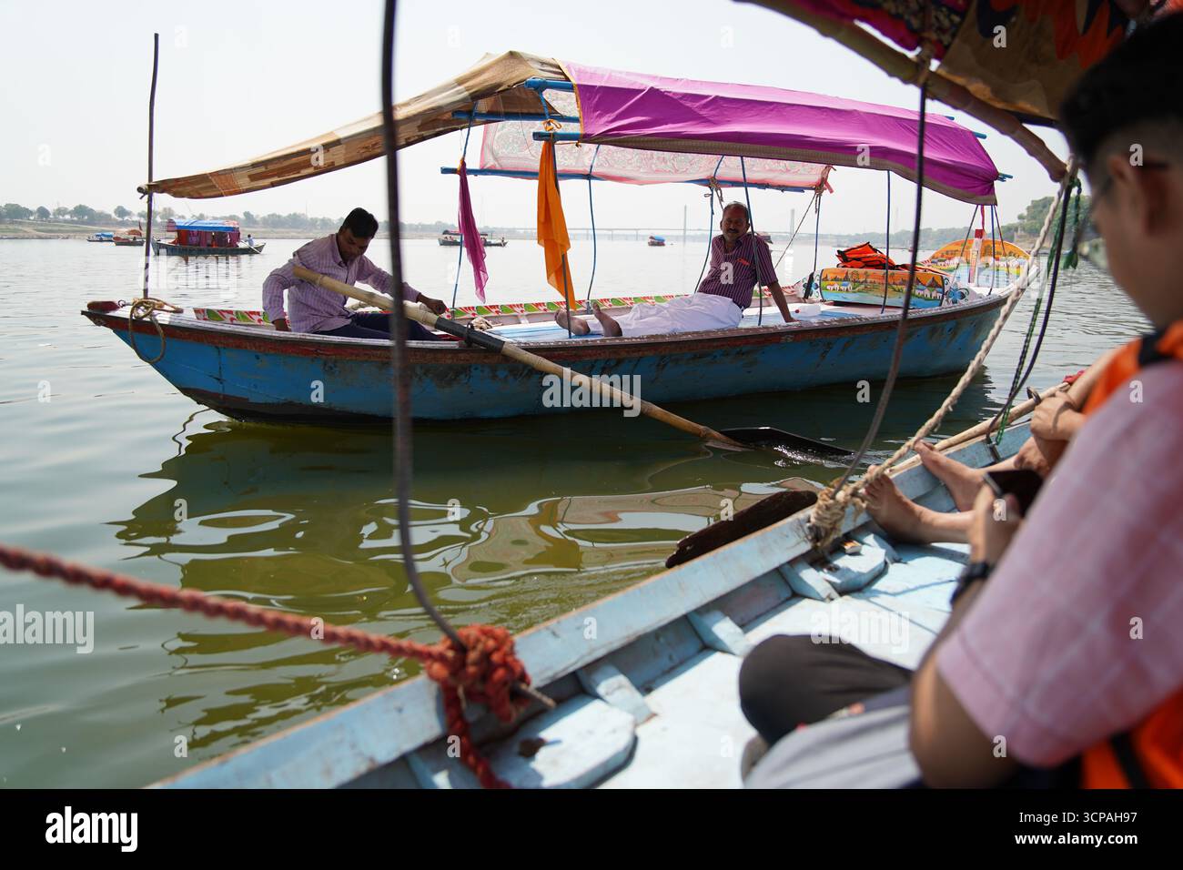 Prayagraj, Uttar Pradesh, Indien - 4. April 2025. Das tägliche Leben kehrt an die Ufer des Triveni Sangam zurück, dem heiligen Zusammenfluss von Ganga, Yamuna und dem mythischen Saraswati, drei Monate nach der Maha Kumbh Mela. Die Stätte, die vor kurzem Zeuge der größten Pilgerversammlung in der Geschichte, spiegelt heute einen ruhigeren Rhythmus wider, während Einheimische, Gläubige und Besucher Rituale, Gebete und Baden im heiligen Wasser fortsetzen und die spirituelle Bedeutung dieses zeitlosen Zusammenflusses am Leben erhalten. Stockfoto