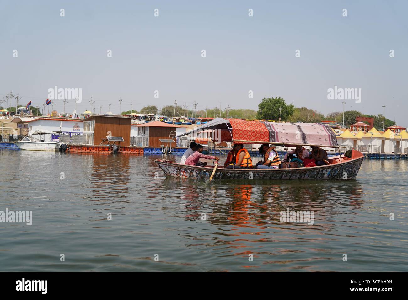 Prayagraj, Uttar Pradesh, Indien - 4. April 2025. Das tägliche Leben kehrt an die Ufer des Triveni Sangam zurück, dem heiligen Zusammenfluss von Ganga, Yamuna und dem mythischen Saraswati, drei Monate nach der Maha Kumbh Mela. Die Stätte, die vor kurzem Zeuge der größten Pilgerversammlung in der Geschichte, spiegelt heute einen ruhigeren Rhythmus wider, während Einheimische, Gläubige und Besucher Rituale, Gebete und Baden im heiligen Wasser fortsetzen und die spirituelle Bedeutung dieses zeitlosen Zusammenflusses am Leben erhalten. Stockfoto