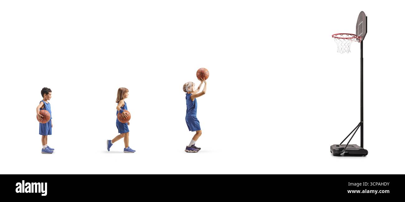 Kinder warten in der Schlange und schießen einen Basketball in einem Reifen isoliert auf weißem Hintergrund Stockfoto