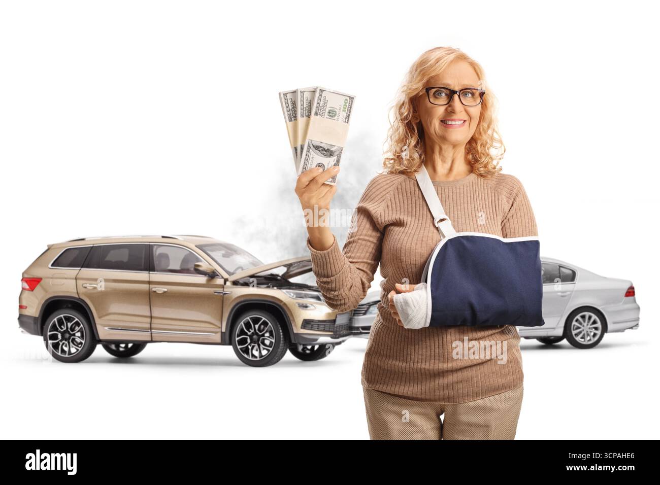 Frau mit Autounfall, die Versicherungsgeld isoliert auf weißem Hintergrund hält Stockfoto