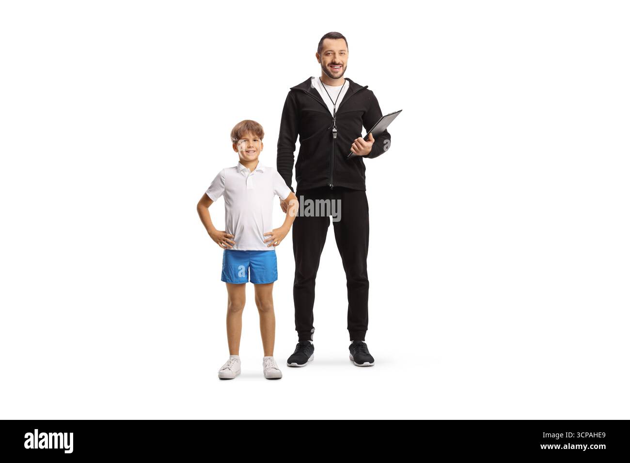 Sporttrainer posiert mit einem Jungen isoliert auf weißem Hintergrund Stockfoto