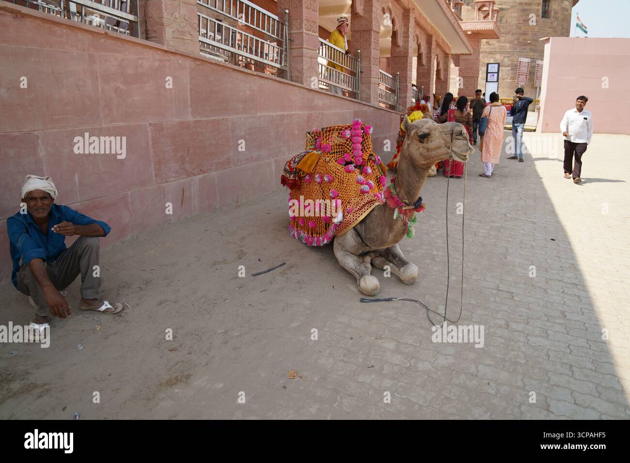 Prayagraj, Uttar Pradesh, Indien - 4. April 2025. Das tägliche Leben kehrt an die Ufer des Triveni Sangam zurück, dem heiligen Zusammenfluss von Ganga, Yamuna und dem mythischen Saraswati, drei Monate nach der Maha Kumbh Mela. Die Stätte, die vor kurzem Zeuge der größten Pilgerversammlung in der Geschichte, spiegelt heute einen ruhigeren Rhythmus wider, während Einheimische, Gläubige und Besucher Rituale, Gebete und Baden im heiligen Wasser fortsetzen und die spirituelle Bedeutung dieses zeitlosen Zusammenflusses am Leben erhalten. Stockfoto