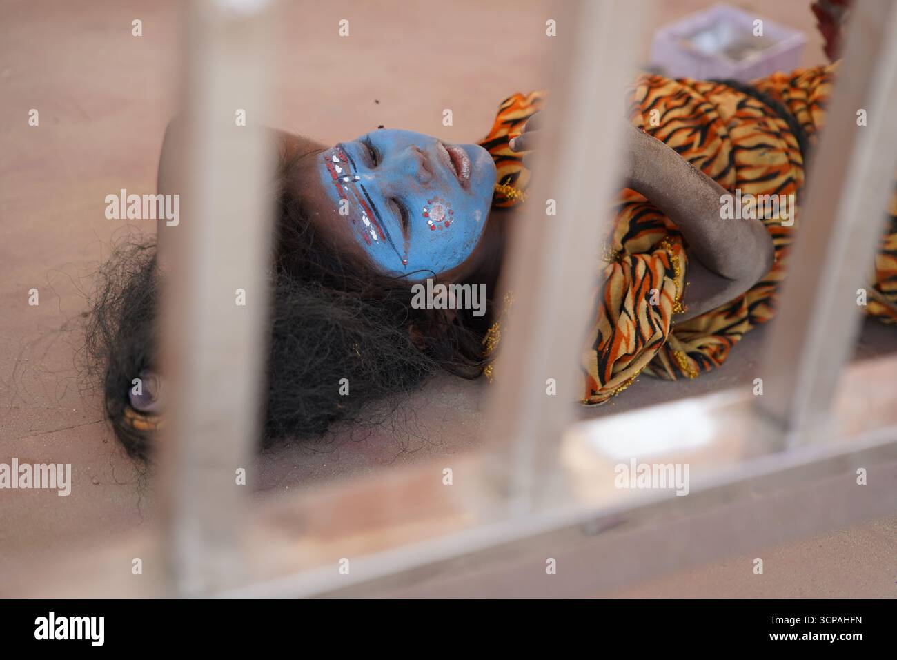 Prayagraj, Uttar Pradesh, Indien - 4. April 2025. Das tägliche Leben kehrt an die Ufer des Triveni Sangam zurück, dem heiligen Zusammenfluss von Ganga, Yamuna und dem mythischen Saraswati, drei Monate nach der Maha Kumbh Mela. Die Stätte, die vor kurzem Zeuge der größten Pilgerversammlung in der Geschichte, spiegelt heute einen ruhigeren Rhythmus wider, während Einheimische, Gläubige und Besucher Rituale, Gebete und Baden im heiligen Wasser fortsetzen und die spirituelle Bedeutung dieses zeitlosen Zusammenflusses am Leben erhalten. Stockfoto