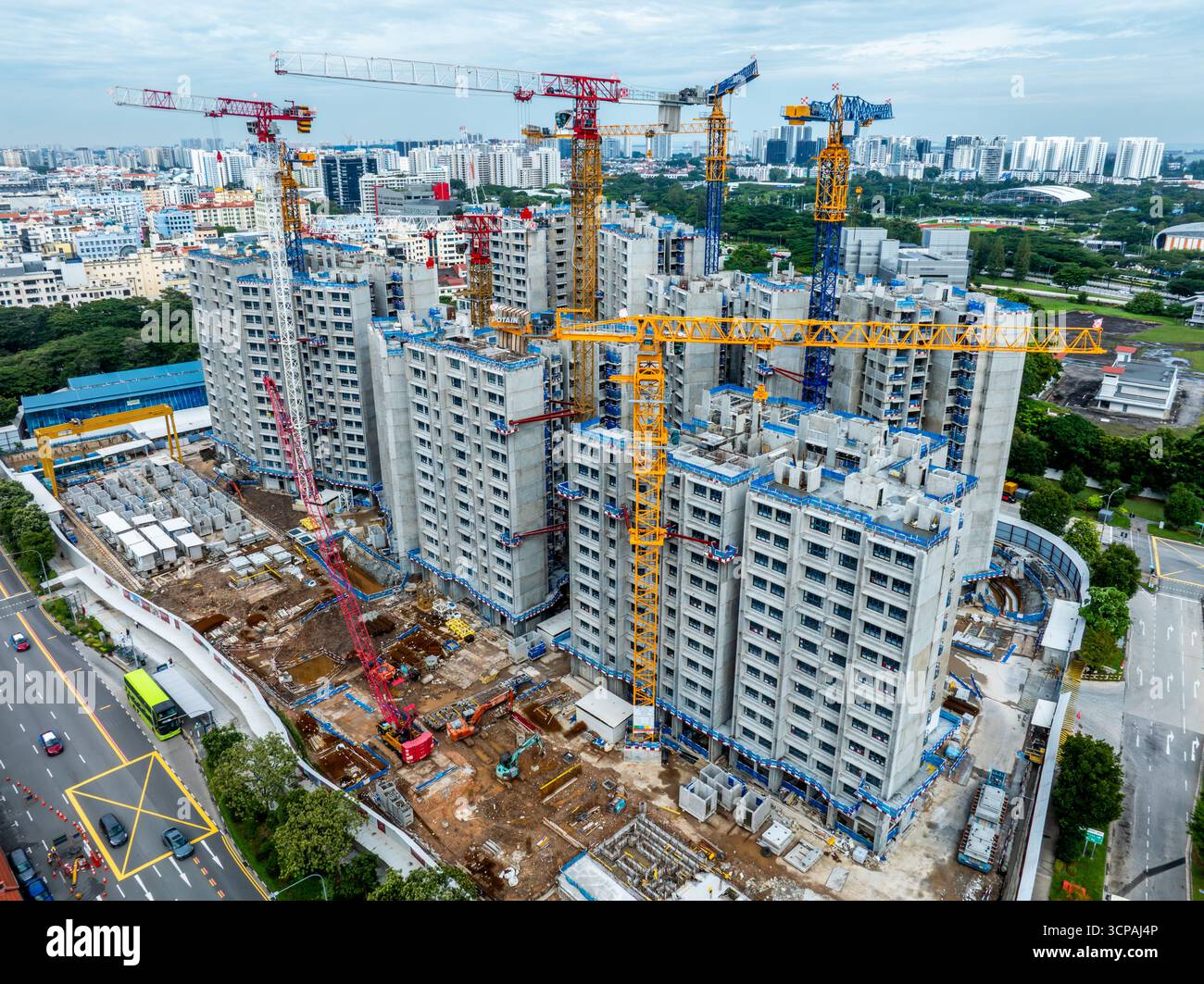 Singapur, Singapur - 24. August 2025: Aus der Vogelperspektive von Baukränen, die über dem Gelände des Kallang Airport Way thronen, eine Sinfonie aus Stahl gegen die Stockfoto