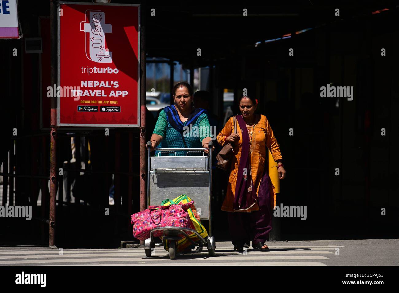 Kathmandu, Nepal. 25. September 2025. Die Passagierzahlen steigen am Flughafen Tribhuvan am 25. September 2025, nachdem ein Erdrutsch die Muglin-Narayanghat Straße blockiert hat, während die Menschen nach Dashain nach Hause reisen. Foto: Safal Prakash Shrestha Stockfoto