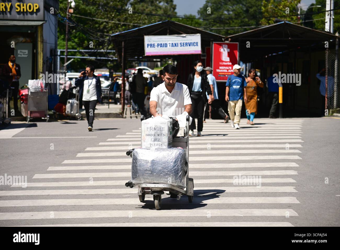 Kathmandu, Nepal. 25. September 2025. Die Passagierzahlen steigen am Flughafen Tribhuvan am 25. September 2025, nachdem ein Erdrutsch die Muglin-Narayanghat Straße blockiert hat, während die Menschen nach Dashain nach Hause reisen. Foto: Safal Prakash Shrestha Stockfoto