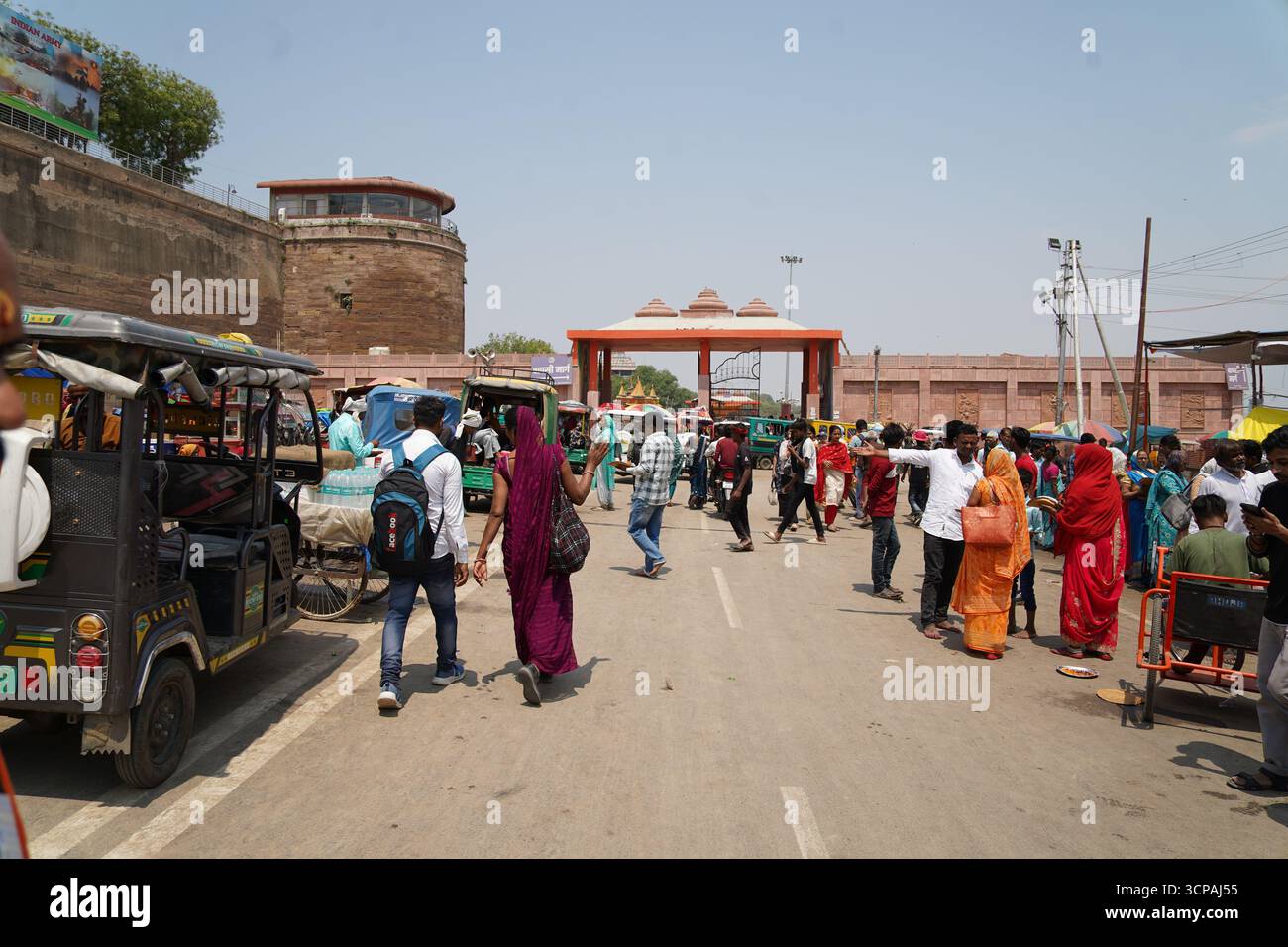 Prayagraj, Uttar Pradesh, Indien - 4. April 2025. Das tägliche Leben kehrt an die Ufer des Triveni Sangam zurück, dem heiligen Zusammenfluss von Ganga, Yamuna und dem mythischen Saraswati, drei Monate nach der Maha Kumbh Mela. Die Stätte, die vor kurzem Zeuge der größten Pilgerversammlung in der Geschichte, spiegelt heute einen ruhigeren Rhythmus wider, während Einheimische, Gläubige und Besucher Rituale, Gebete und Baden im heiligen Wasser fortsetzen und die spirituelle Bedeutung dieses zeitlosen Zusammenflusses am Leben erhalten. Stockfoto
