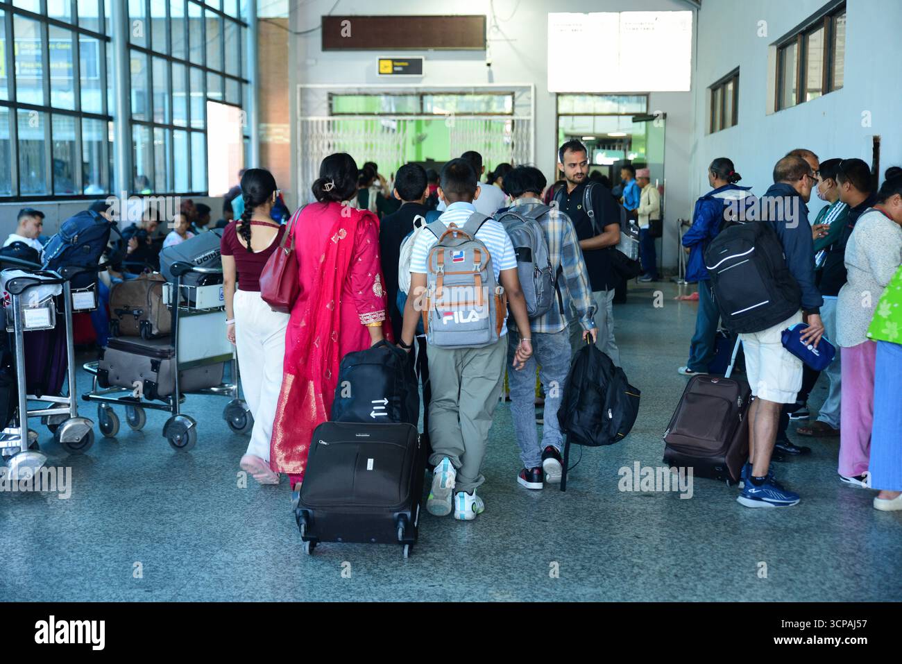 Kathmandu, Nepal. 25. September 2025. Die Passagierzahlen steigen am Flughafen Tribhuvan am 25. September 2025, nachdem ein Erdrutsch die Muglin-Narayanghat Straße blockiert hat, während die Menschen nach Dashain nach Hause reisen. Foto: Safal Prakash Shrestha Stockfoto