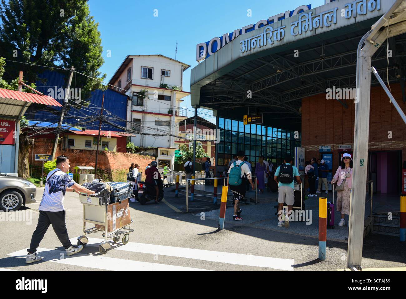 Kathmandu, Nepal. 25. September 2025. Die Passagierzahlen steigen am Flughafen Tribhuvan am 25. September 2025, nachdem ein Erdrutsch die Muglin-Narayanghat Straße blockiert hat, während die Menschen nach Dashain nach Hause reisen. Foto: Safal Prakash Shrestha Stockfoto