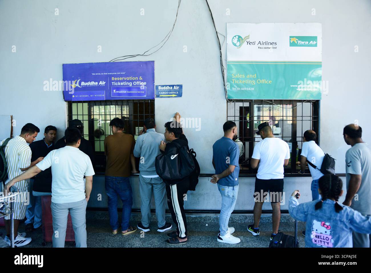 Kathmandu, Nepal. 25. September 2025. Die Passagierzahlen steigen am Flughafen Tribhuvan am 25. September 2025, nachdem ein Erdrutsch die Muglin-Narayanghat Straße blockiert hat, während die Menschen nach Dashain nach Hause reisen. Foto: Safal Prakash Shrestha Stockfoto