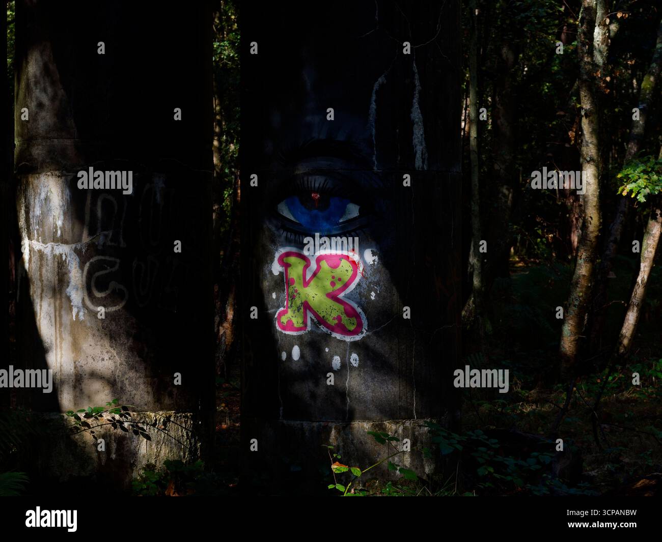 Augengraffiti auf einer Steinstruktur Stockfoto