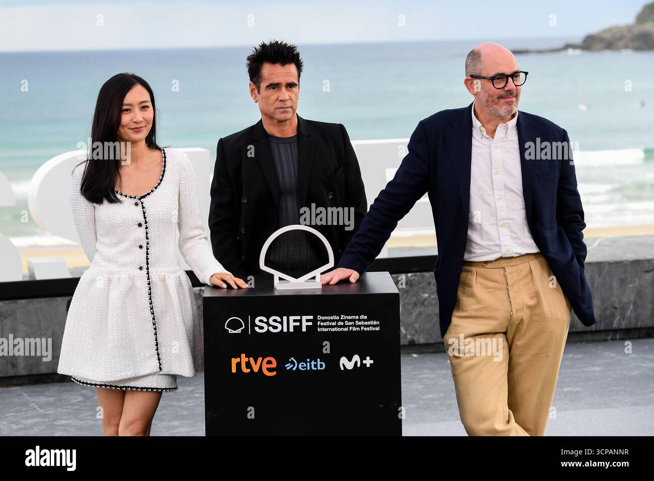 San Sebastian, Spanien. September 2025. Fala Chen, Colin Farrell und Edward Berger nehmen an einem Fotobesuch „Ballad of a Small Player“ auf dem 73. Internationalen Filmfestival von San Sebastian teil. Quelle: Julen Pascual Gonzalez/Alamy Live News Stockfoto