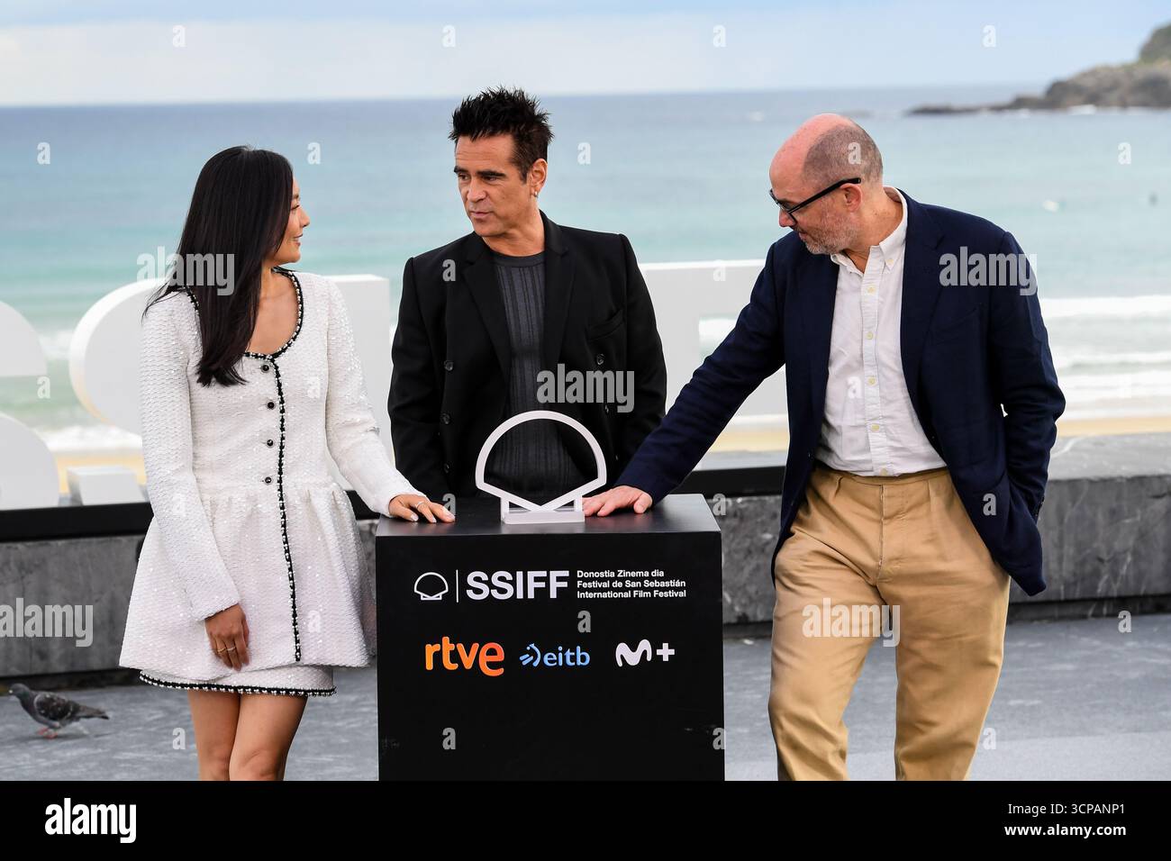 San Sebastian, Spanien. September 2025. Fala Chen, Colin Farrell und Edward Berger nehmen an einem Fotobesuch „Ballad of a Small Player“ auf dem 73. Internationalen Filmfestival von San Sebastian teil. Quelle: Julen Pascual Gonzalez/Alamy Live News Stockfoto