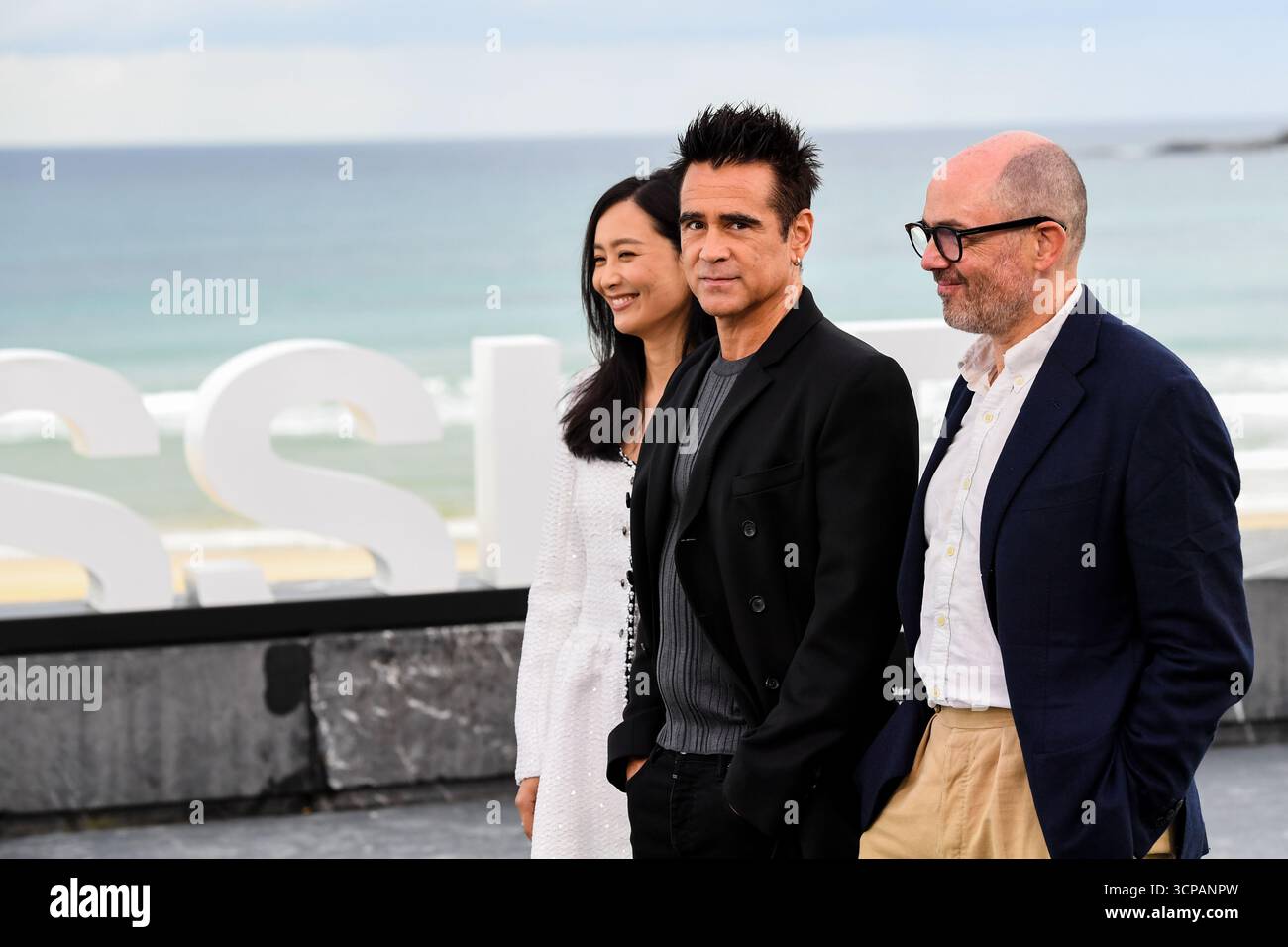 San Sebastian, Spanien. September 2025. Fala Chen, Colin Farrell und Edward Berger nehmen an einem Fotobesuch „Ballad of a Small Player“ auf dem 73. Internationalen Filmfestival von San Sebastian teil. Quelle: Julen Pascual Gonzalez/Alamy Live News Stockfoto