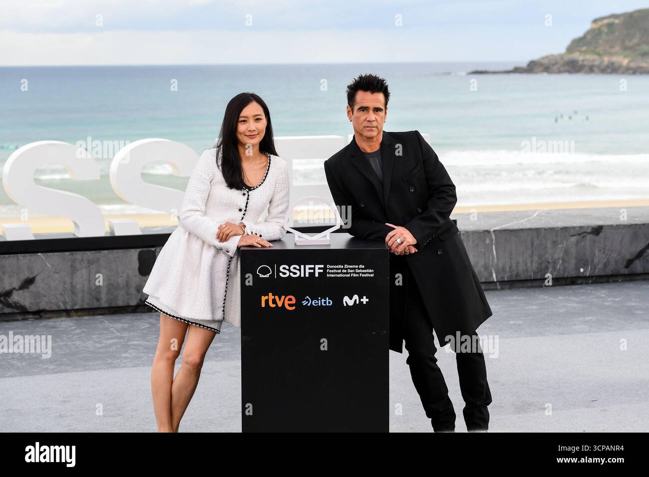 San Sebastian, Spanien. September 2025. Fala Chen und Colin Farrell nehmen an einem Fotobesuch „Ballade eines kleinen Spielers“ beim 73. Internationalen Filmfestival von San Sebastian teil. Quelle: Julen Pascual Gonzalez/Alamy Live News Stockfoto