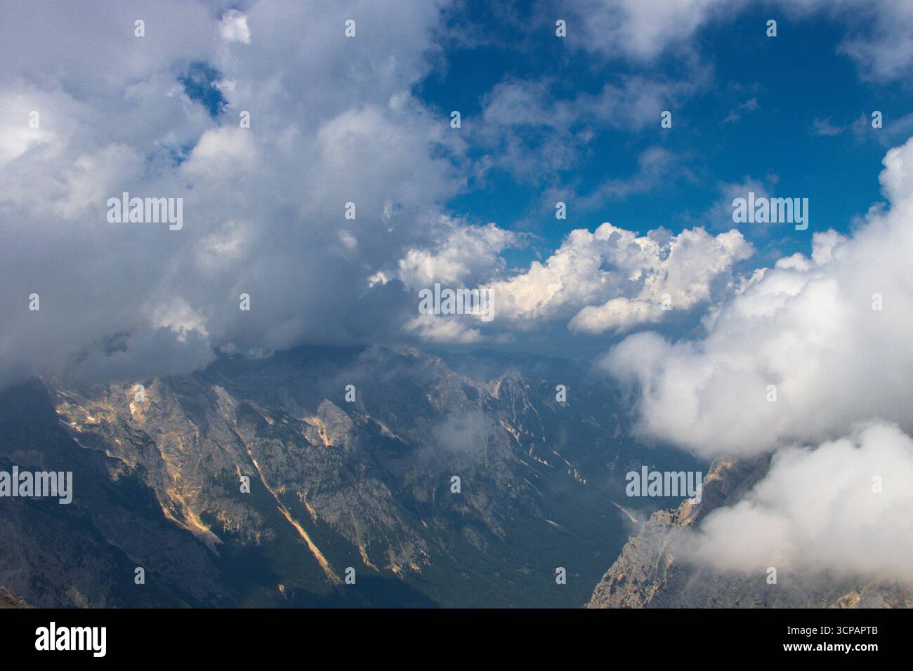 Blick vom Gipfel des Triglav in Richtung Vrata-Tal in Slowenien mit dramatischen Berggipfeln, Bergrücken und tiefen Tälern. Stockfoto