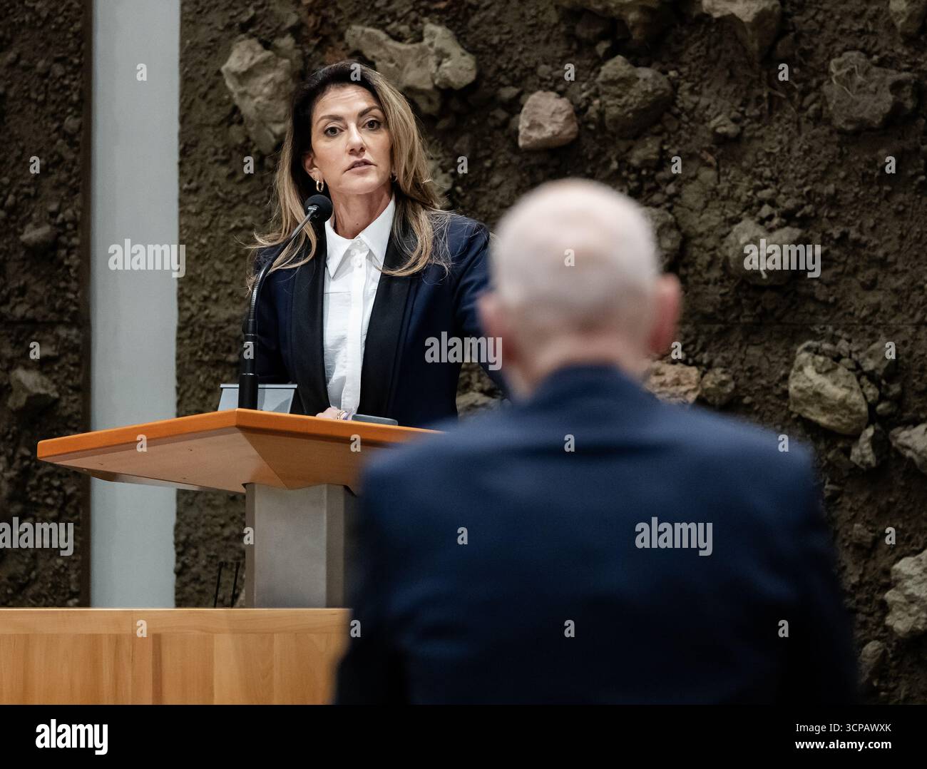 DEN HAAG - Dilan Yesilgoz (VVD) während einer Debatte im Repräsentantenhaus über den Verlauf der Anti-Einwanderung-Demonstration in den Haag. Bei der Demonstration brachen Unruhen aus, die zu weitreichenden Zerstörungen führten. ANP REMKO DE WAAL niederlande raus - belgien raus Stockfoto