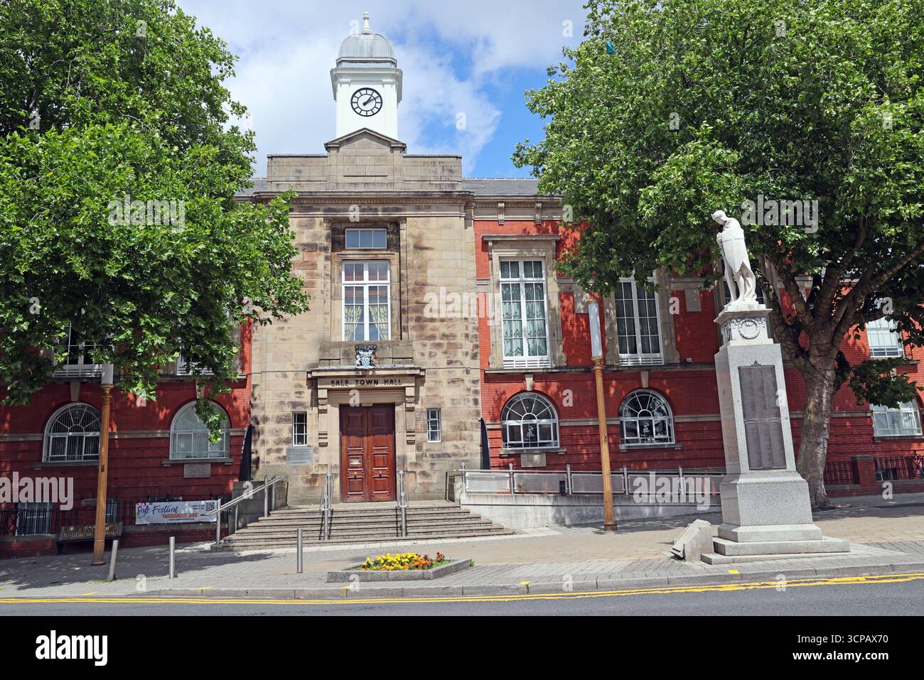 Historisches Rathaus von Sale und Denkmal des Ersten Weltkriegs an der School Road, Sale, Greater Manchester, ein Wahrzeichen des Gemeindebaus, das den Bürgerstolz widerspiegelt Stockfoto
