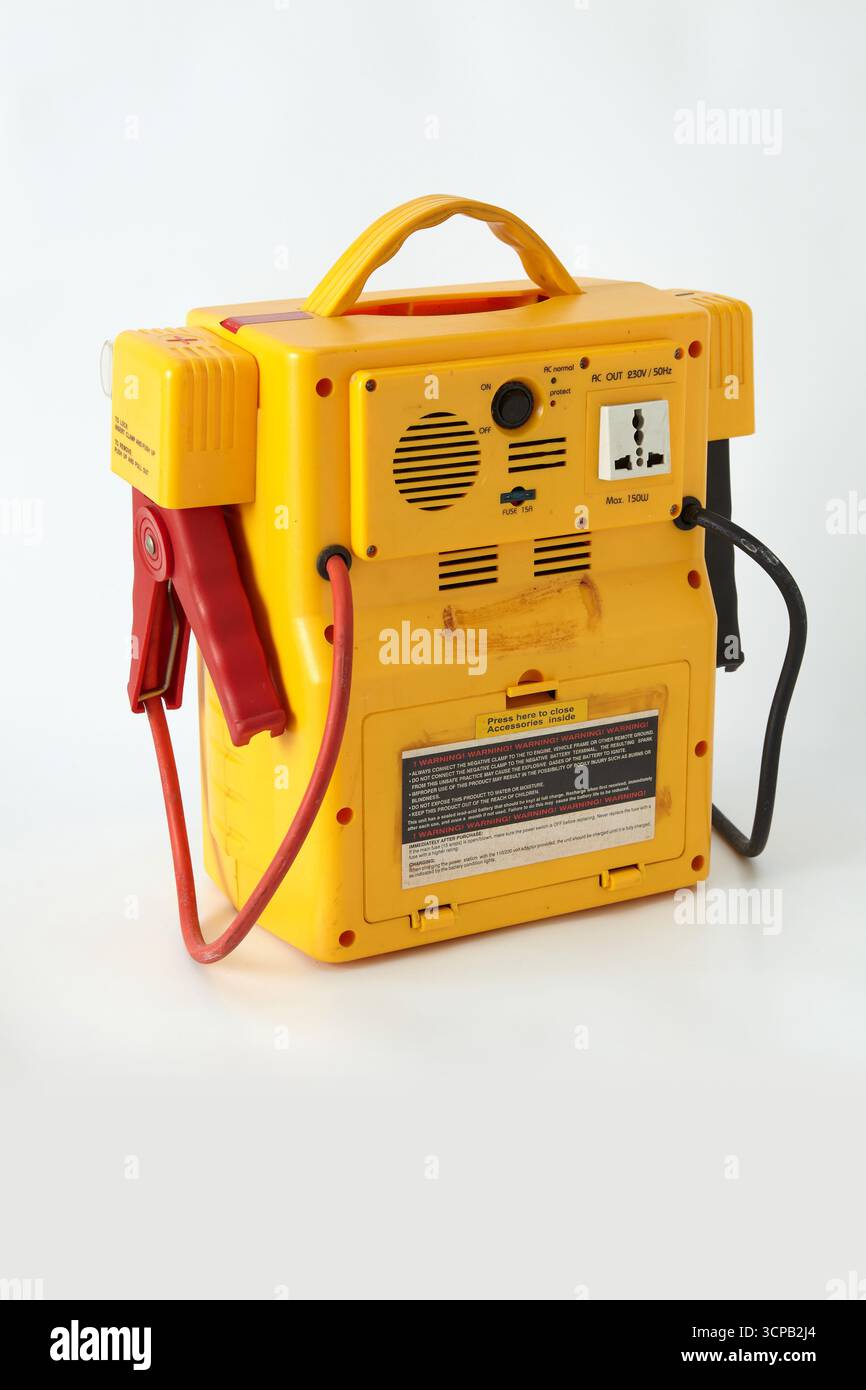 Rückansicht eines alten tragbaren Kraftwerks mit integriertem Luftkompressor und Inverter, auch mit Notleuchten, Überbrückungskabeln und Manometer Stockfoto