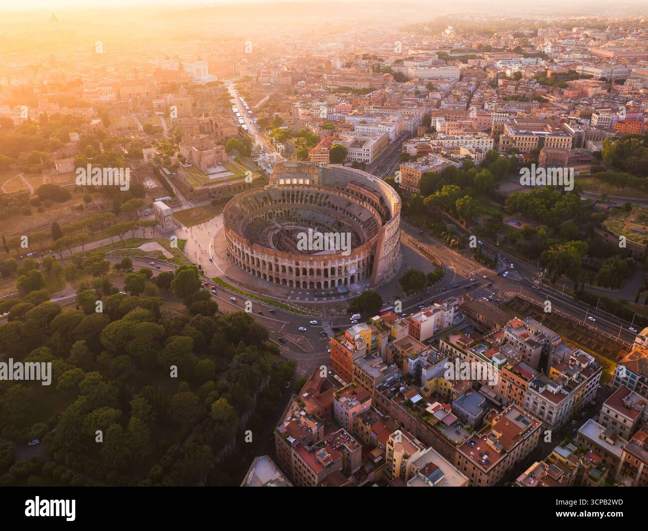 Aus der Vogelperspektive auf das Kolosseum, ein ovales Amphitheater im Herzen Roms, steht als Zeugnis der antiken römischen Architektur, Roma, Latium, Italien. Stockfoto