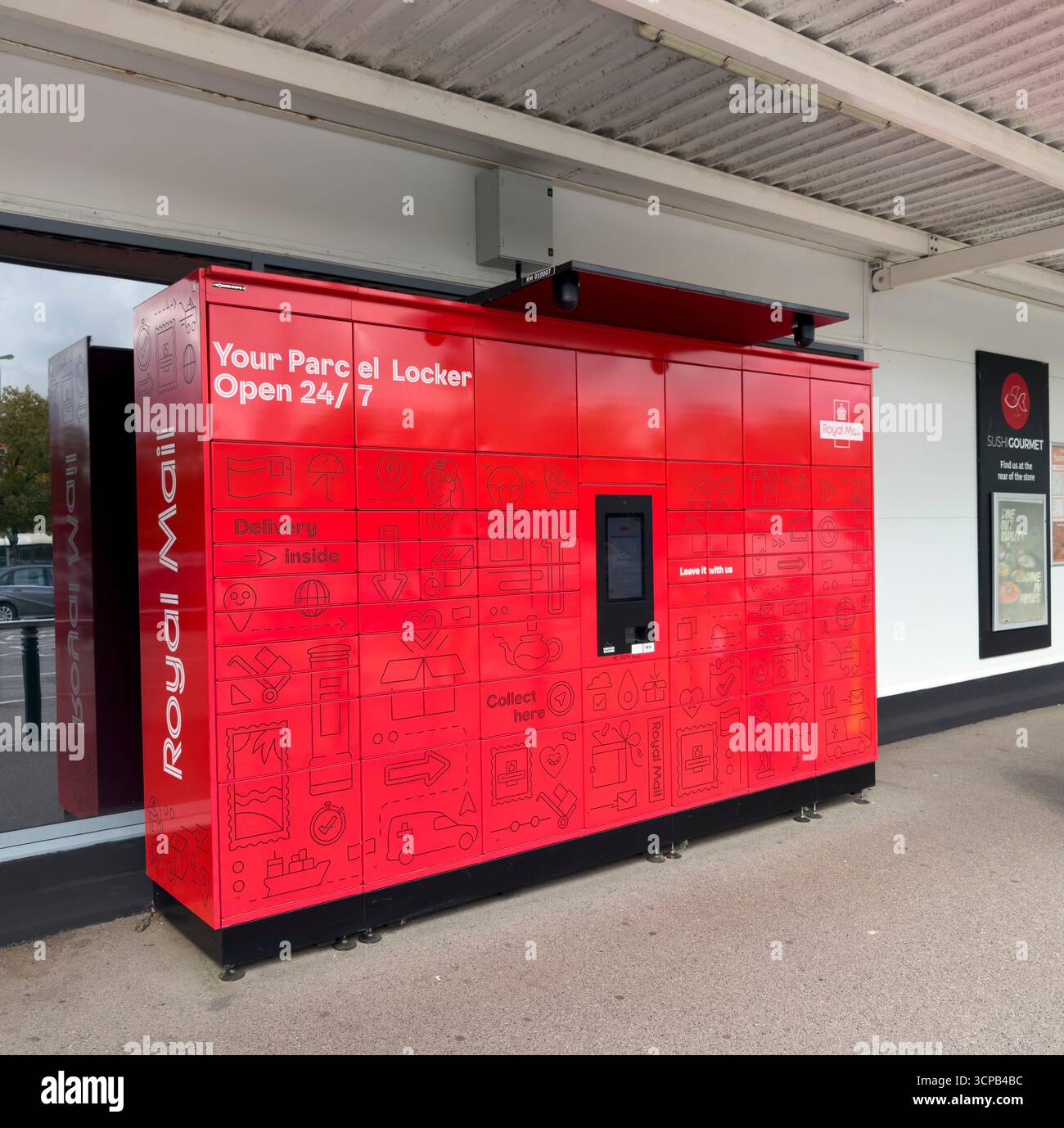 Basingstoke Hampshire, England Großbritannien. 24.09.2025. Royal Mail Paketschließfach für die Abgabe und Abholung außerhalb eines Supermarktes Stockfoto