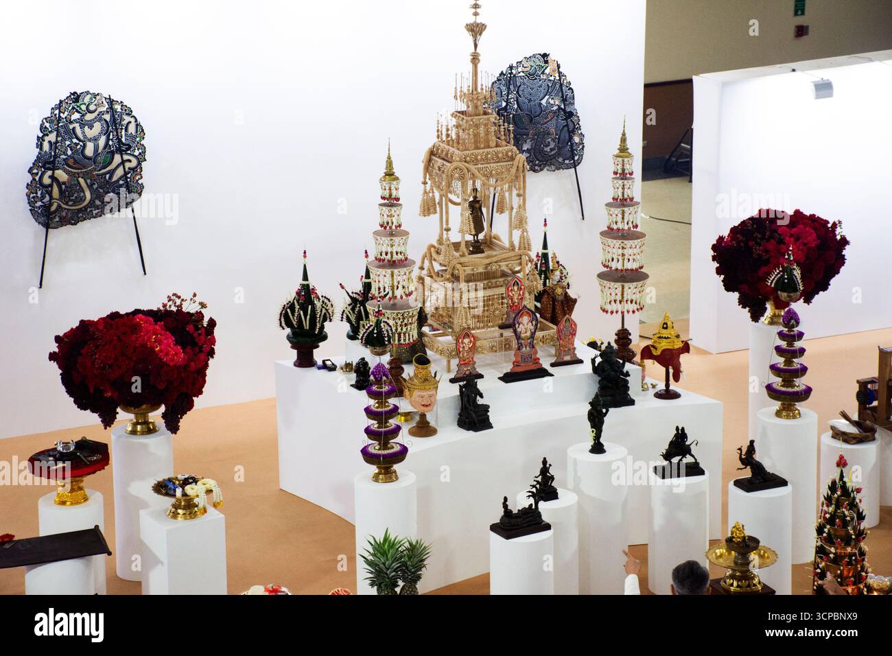 Dekorationsset mit Altartisch der Wai khru Zeremonie und rituellen thailändischen Kultur und traditionellen Riten, alten animistischen Glauben für Respekt Segen zu heiligen Stockfoto