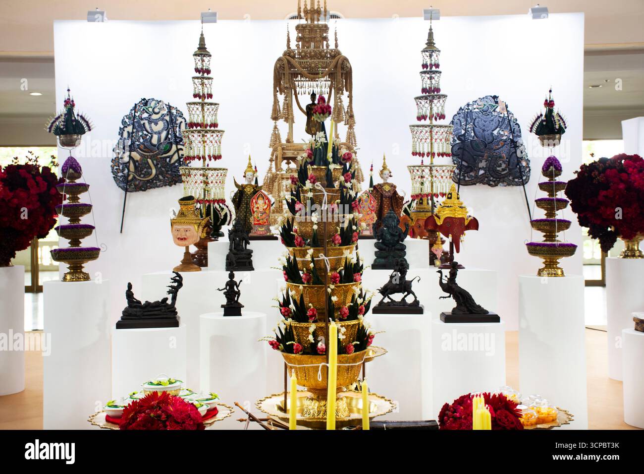 Dekorationsset mit Altartisch der Wai khru Zeremonie und rituellen thailändischen Kultur und traditionellen Riten, alten animistischen Glauben für Respekt Segen zu heiligen Stockfoto