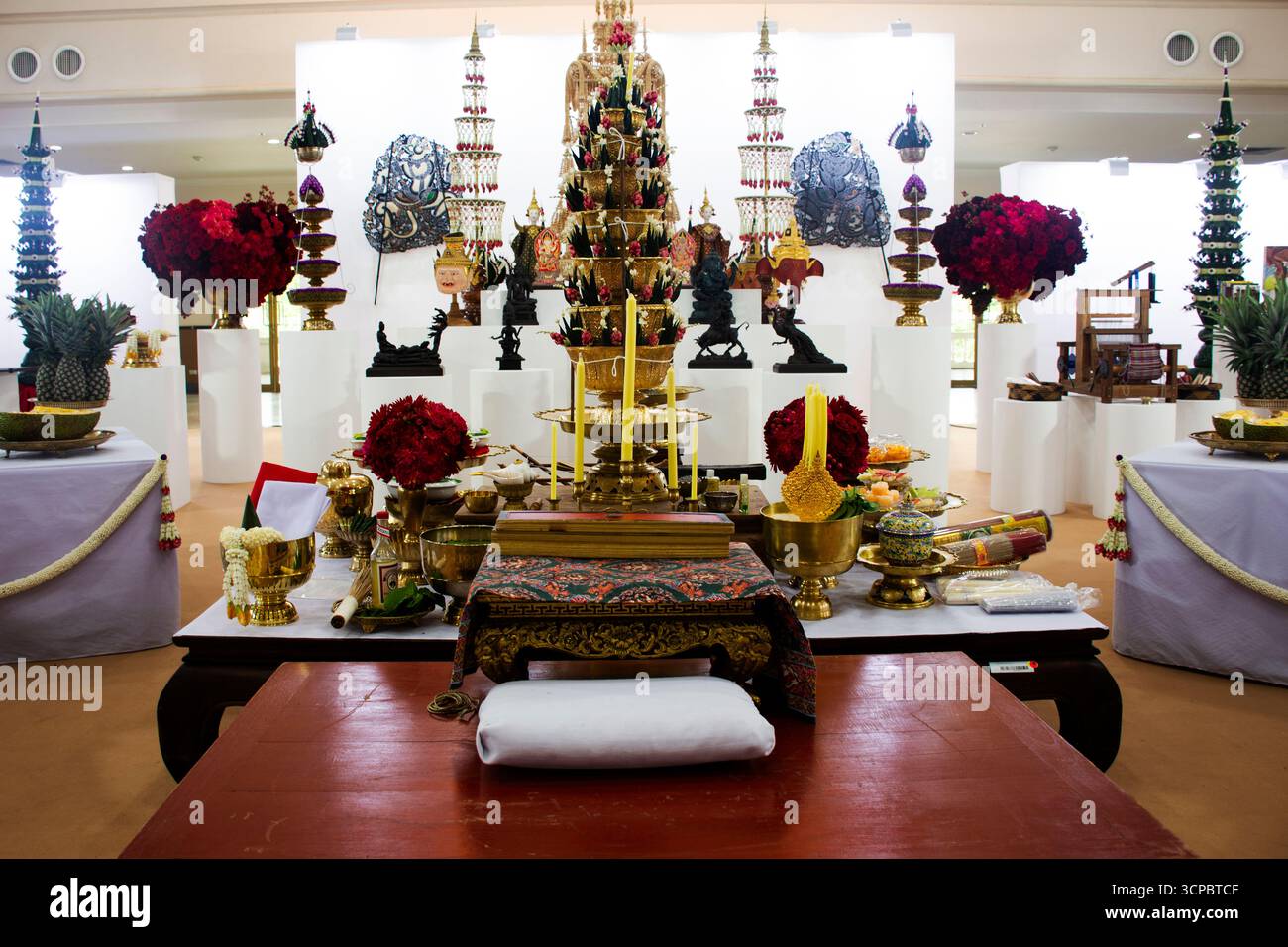 Dekorationsset mit Altartisch der Wai khru Zeremonie und rituellen thailändischen Kultur und traditionellen Riten, alten animistischen Glauben für Respekt Segen zu heiligen Stockfoto