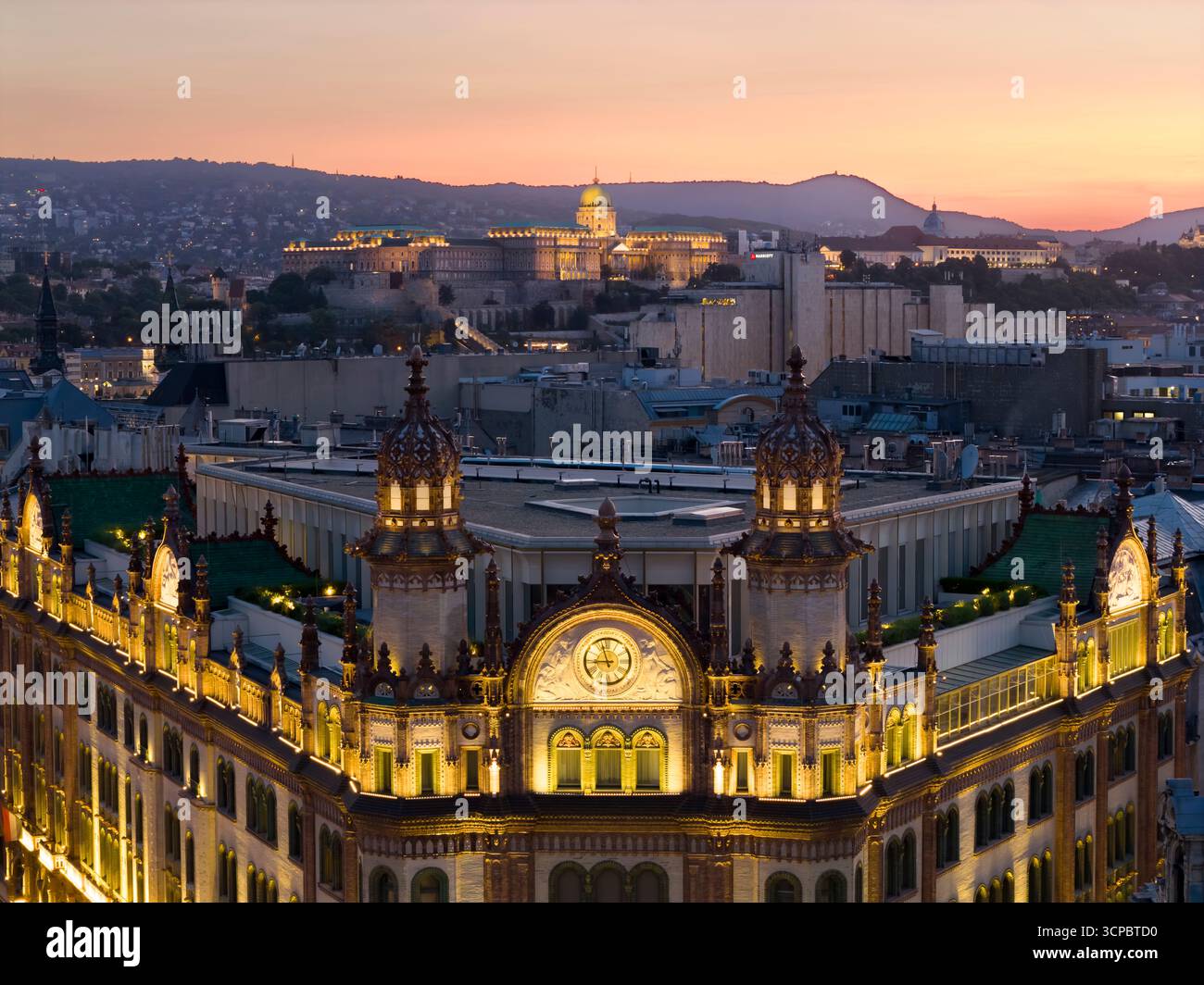 Vor der Pariser Passage (ungarischer Name ist Parizsi udvar) befindet sich ein einzigartiges Hotel, Restaurant und Bar in der ungarischen Hauptstadt. Stockfoto