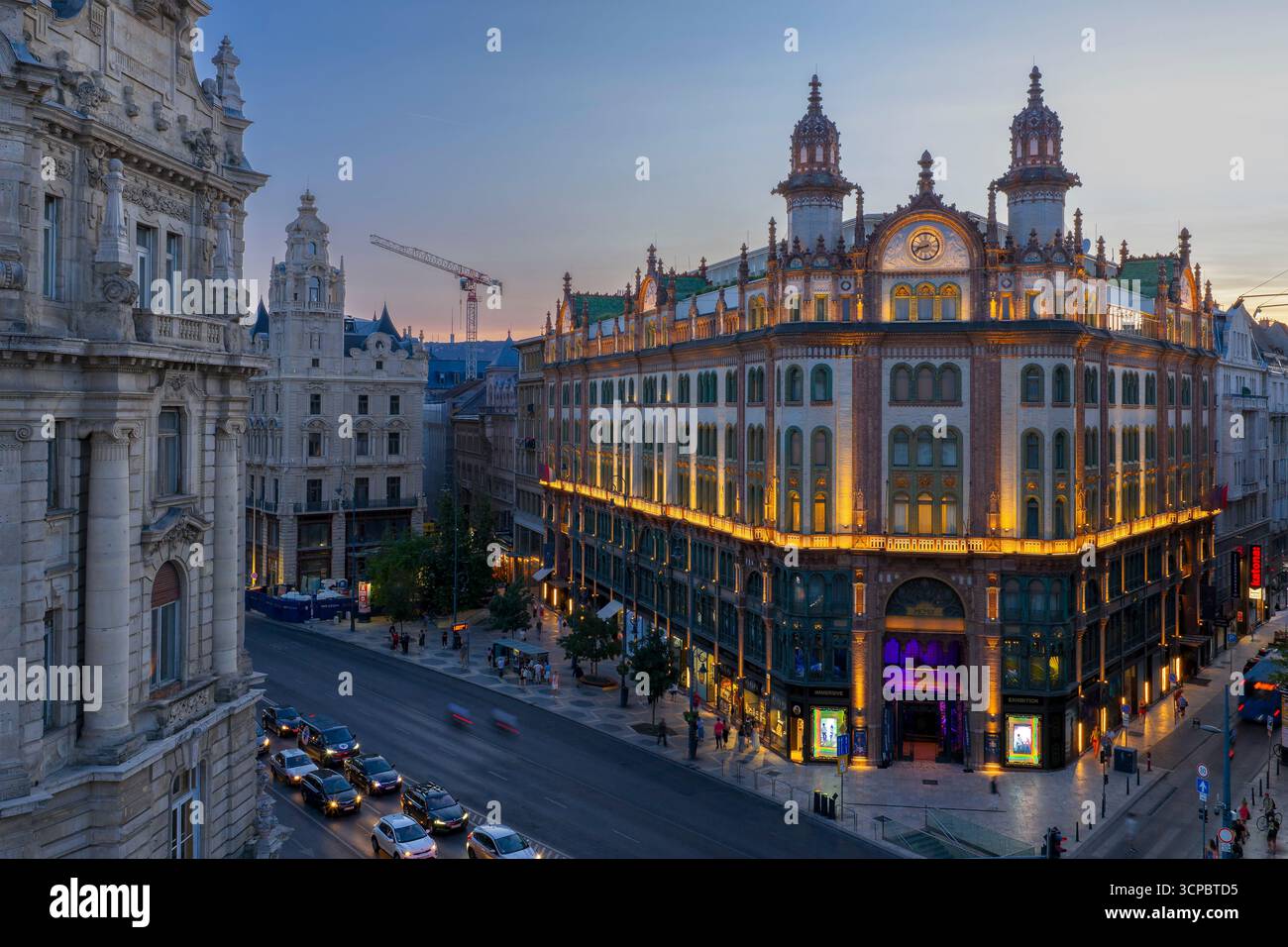 Vor der Pariser Passage (ungarischer Name ist Parizsi udvar) befindet sich ein einzigartiges Hotel, Restaurant und Bar in der ungarischen Hauptstadt. Stockfoto