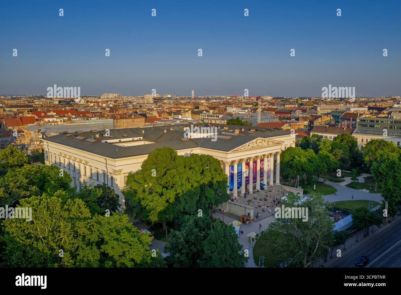Europa Ungarn Budapest. Das ungarische Nationalmuseum. Luftbild über Budapest Innenstadt. Der ungarische Name ist Magyar Nemzeti Muzeum Stockfoto