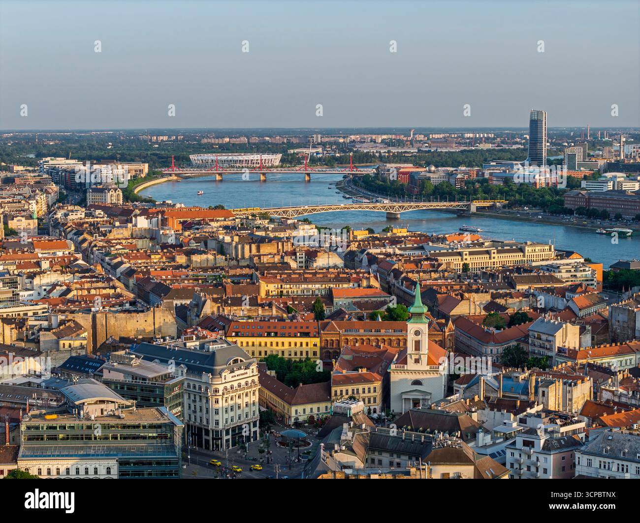 Teil von Budapest in Luftaufnahmen, Panoramafotos. Kalvin Platz, Petofi Brücke Rakoczi Brücke über den Donubew Fluss sind sichtbar Stockfoto