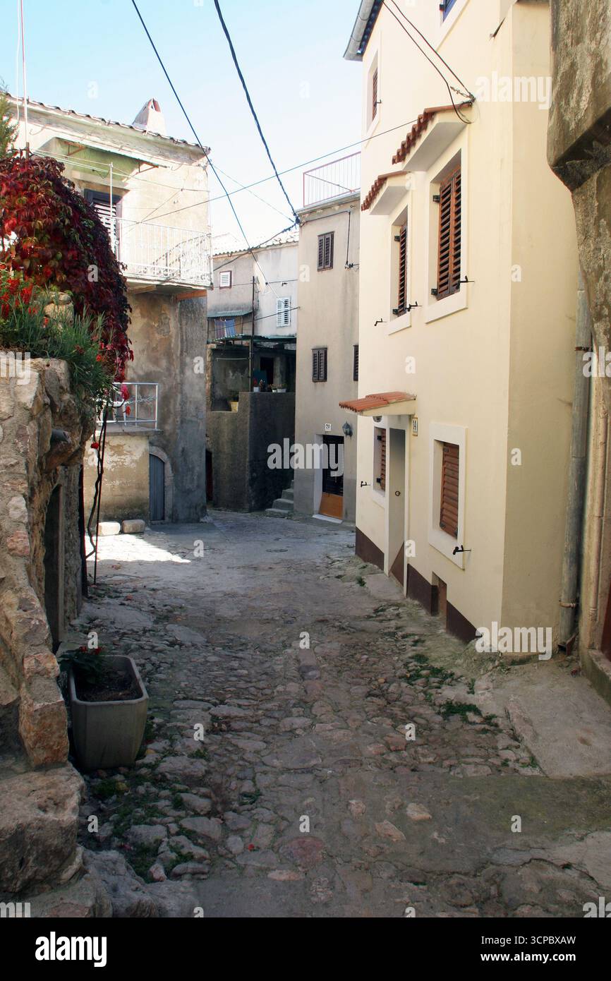 Alte adriatische Stadt Vrbnik Steinstraße, Insel Krk, Kvarner Bucht, Kroatien Stockfoto