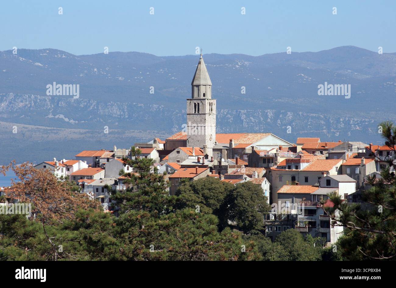 Mediterrane Stadt Vrbnik, Insel Krk, Kroatien Stockfoto