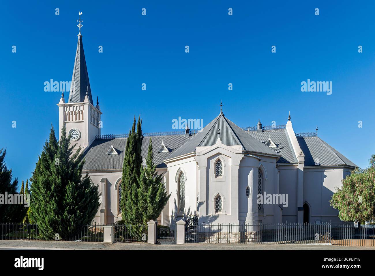 Südafrika - Calvinia - Niederländisch Reformierte Kirche - historische weiße Kirche mit Uhrenturm und Turm Stockfoto