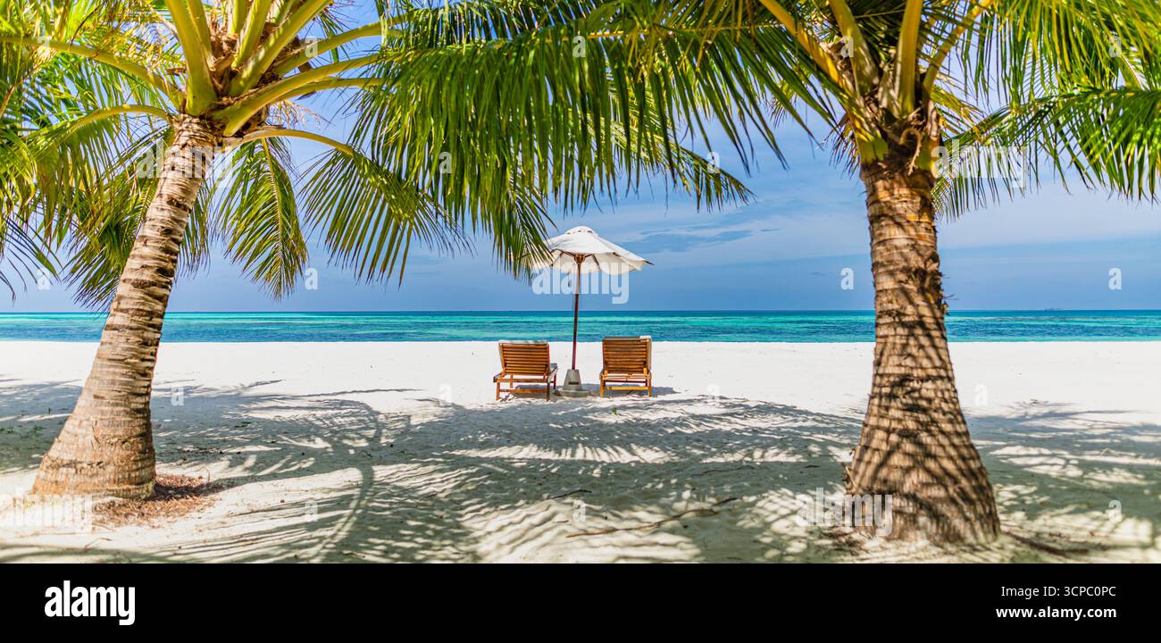 Herrlicher sonniger Strand auf einem tropischen Inselparadies. Ich liebe Paare Freizeit, Liegen Schirm Flitterwochen Ziel. Fantastischer Sommerurlaub blauer Meereshimmel Stockfoto
