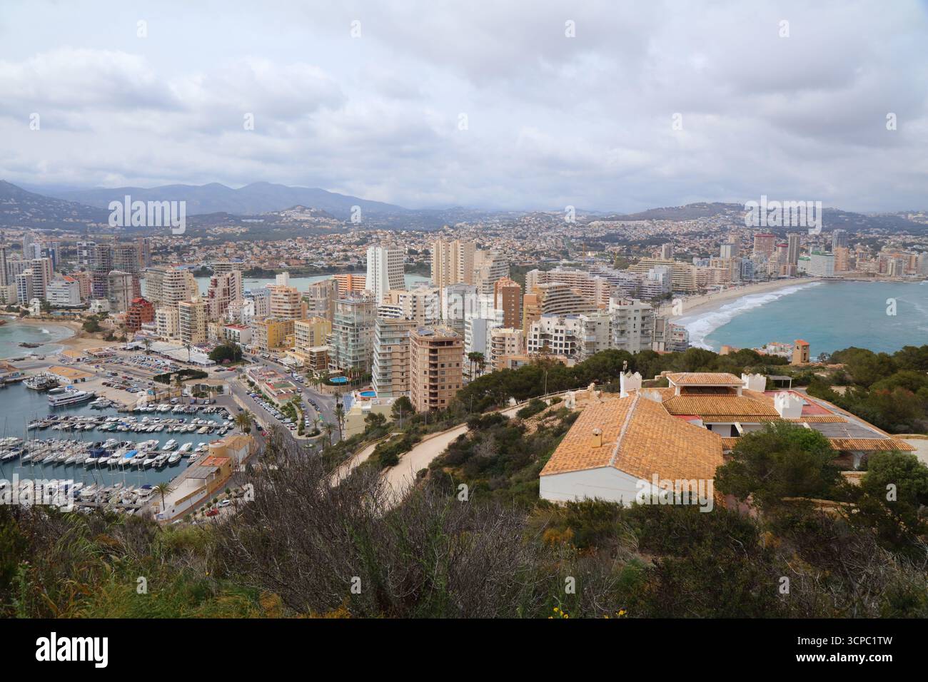 Calpe Stadt in Costa Blanca, Spanien. Spektakuläre Aussicht vom Penyal d'IFAC Naturpark. Stockfoto