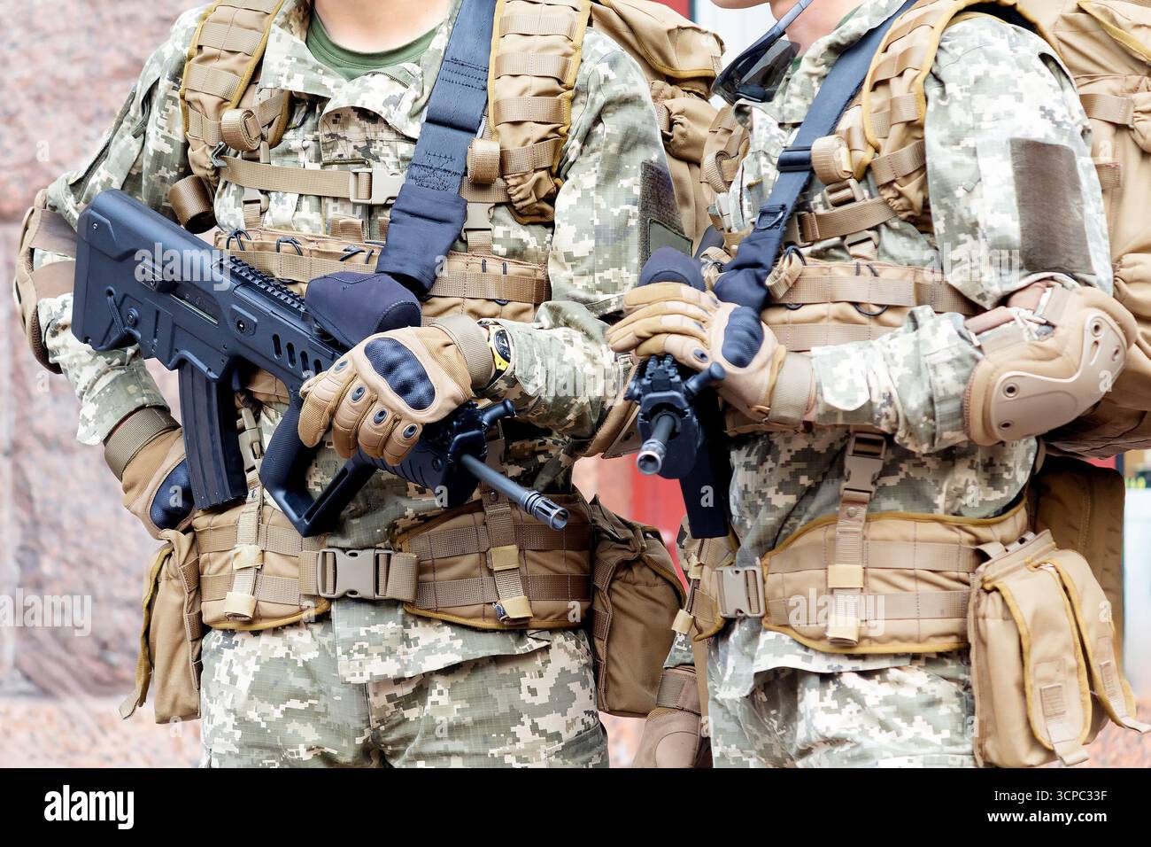 Moderne Sturmgewehre in den Händen ukrainischer Armeesoldaten. Bewaffnete Streitkräfte der Ukraine Stockfoto Moderne Sturmgewehre in den Händen ukrainischer Armeesoldaten. Bewaffnete Streitkräfte der Ukraine Stockfoto