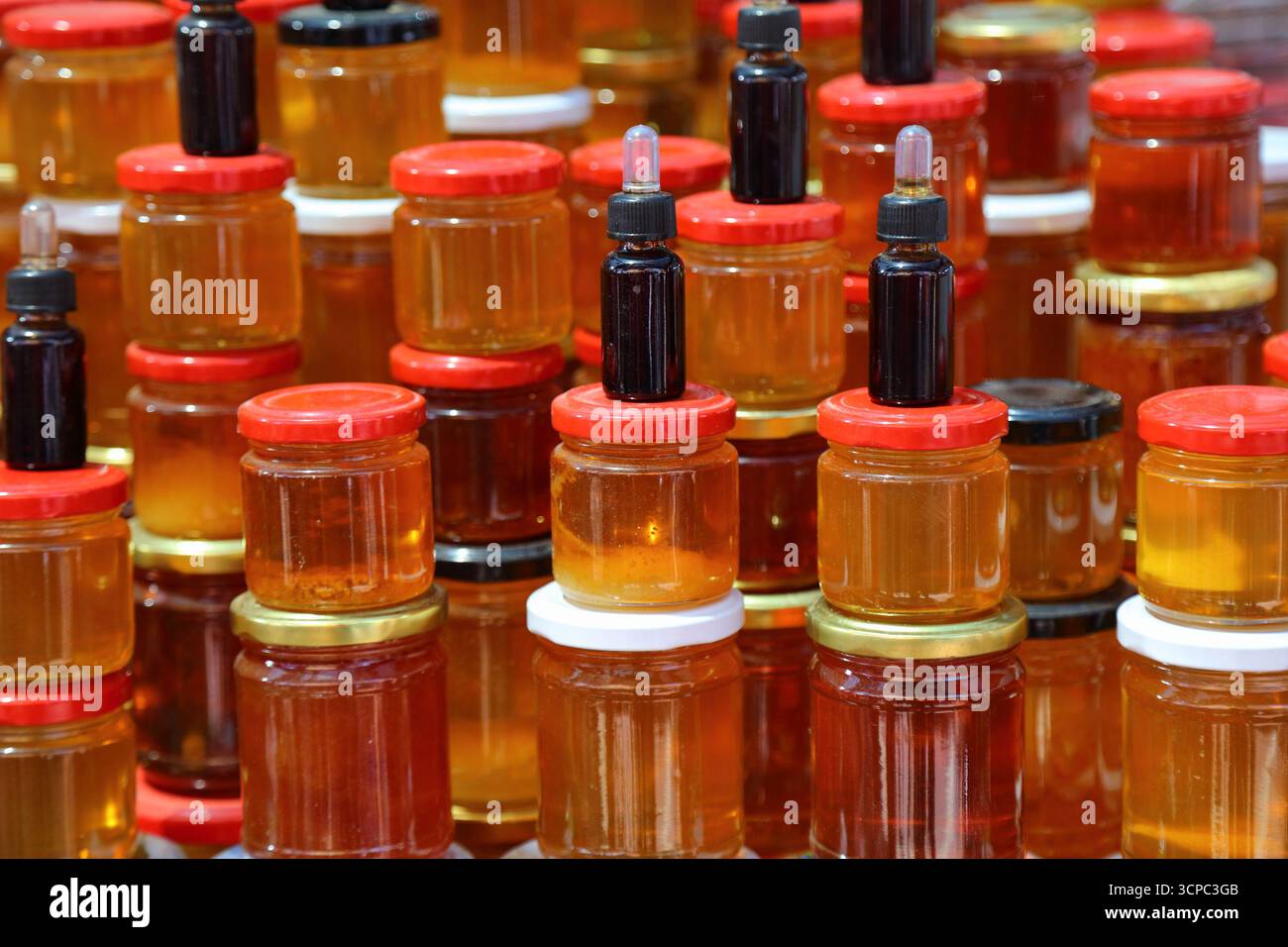 Tirana neuer Basar (Pazari i Ri) in Albanien. Honigprodukte: Gläser mit albanischem Honig und Propolis-Tropfen. Stockfoto