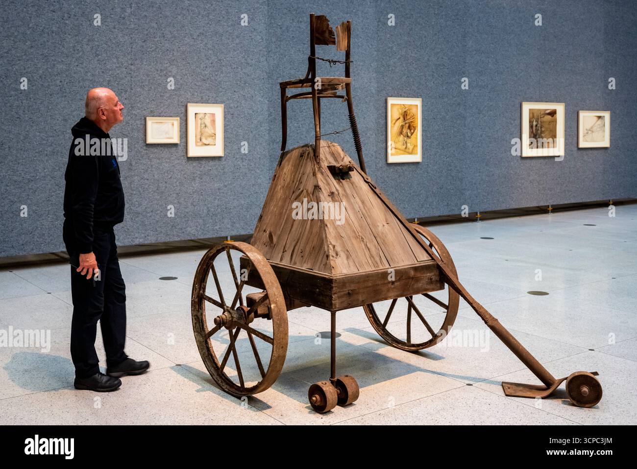 Prag, Tschechische Republik. September 2025. Pressetour durch die Ausstellung Ales Vesely: Retrospektive - Alesville von Ales Vesely, einer der wichtigsten tschechischen Bildhauer der Nachkriegszeit, in der Nationalgalerie, Schloss Veletrzni, Prag, 25. September 2025. Die Ausstellung zeigt Schlüsselmomente seines Werkes, von frühen Arbeiten aus den 1950er Jahren über monumentale Skulpturen bis hin zu visionären Projekten für Landschaften und Wüsten. Quelle: VIT Simanek/CTK Photo/Alamy Live News Stockfoto