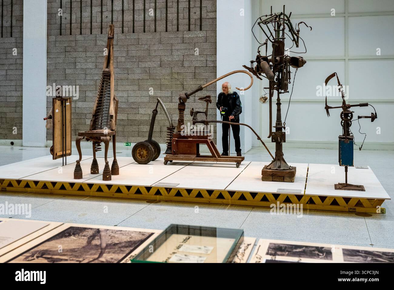 Prag, Tschechische Republik. September 2025. Pressetour durch die Ausstellung Ales Vesely: Retrospektive - Alesville von Ales Vesely, einer der wichtigsten tschechischen Bildhauer der Nachkriegszeit, in der Nationalgalerie, Schloss Veletrzni, Prag, 25. September 2025. Die Ausstellung zeigt Schlüsselmomente seines Werkes, von frühen Arbeiten aus den 1950er Jahren über monumentale Skulpturen bis hin zu visionären Projekten für Landschaften und Wüsten. Quelle: VIT Simanek/CTK Photo/Alamy Live News Stockfoto