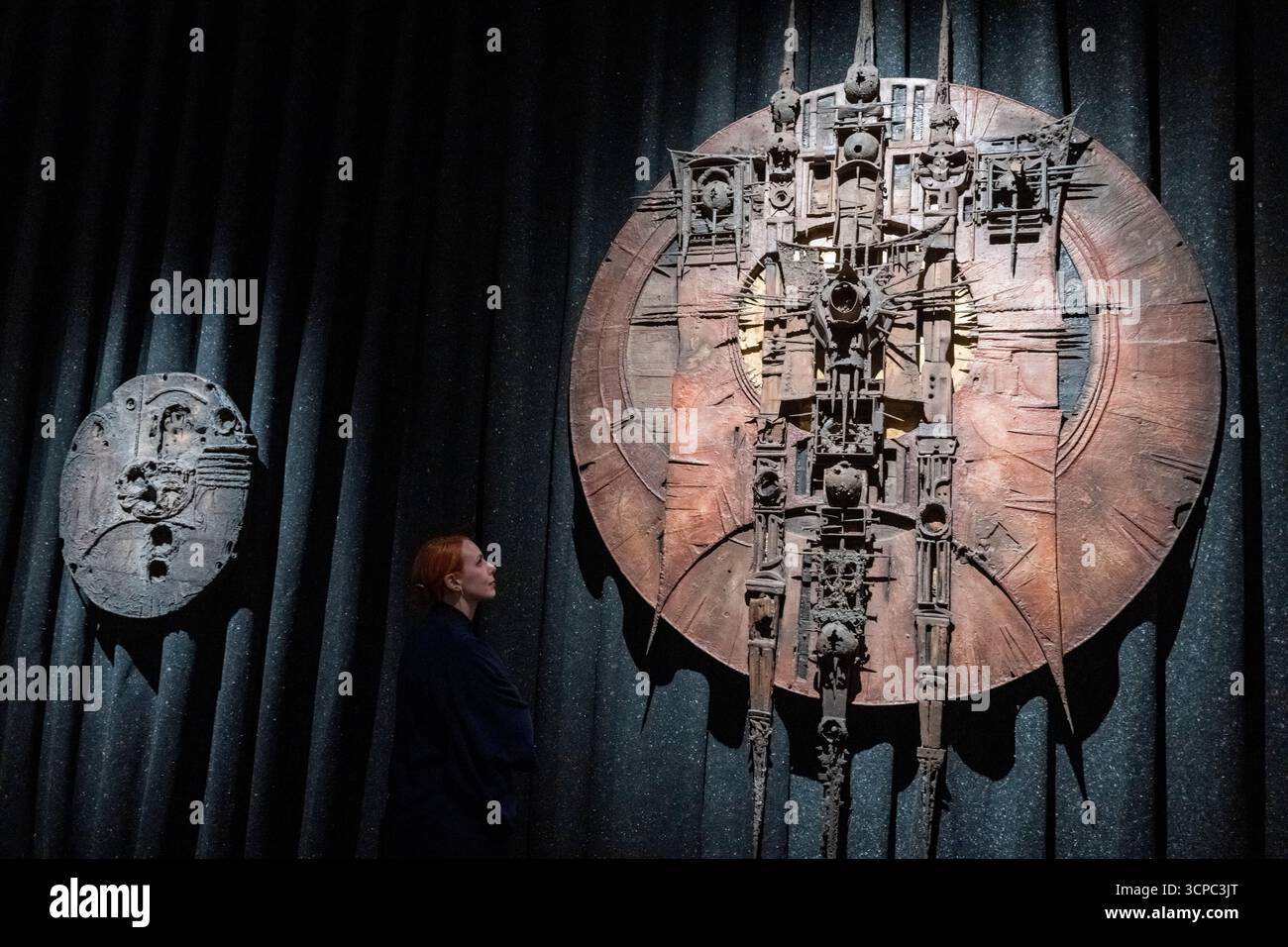 Prag, Tschechische Republik. September 2025. Pressetour durch die Ausstellung Ales Vesely: Retrospektive - Alesville von Ales Vesely, einer der wichtigsten tschechischen Bildhauer der Nachkriegszeit, in der Nationalgalerie, Schloss Veletrzni, Prag, 25. September 2025. Die Ausstellung zeigt Schlüsselmomente seines Werkes, von frühen Arbeiten aus den 1950er Jahren über monumentale Skulpturen bis hin zu visionären Projekten für Landschaften und Wüsten. Quelle: VIT Simanek/CTK Photo/Alamy Live News Stockfoto