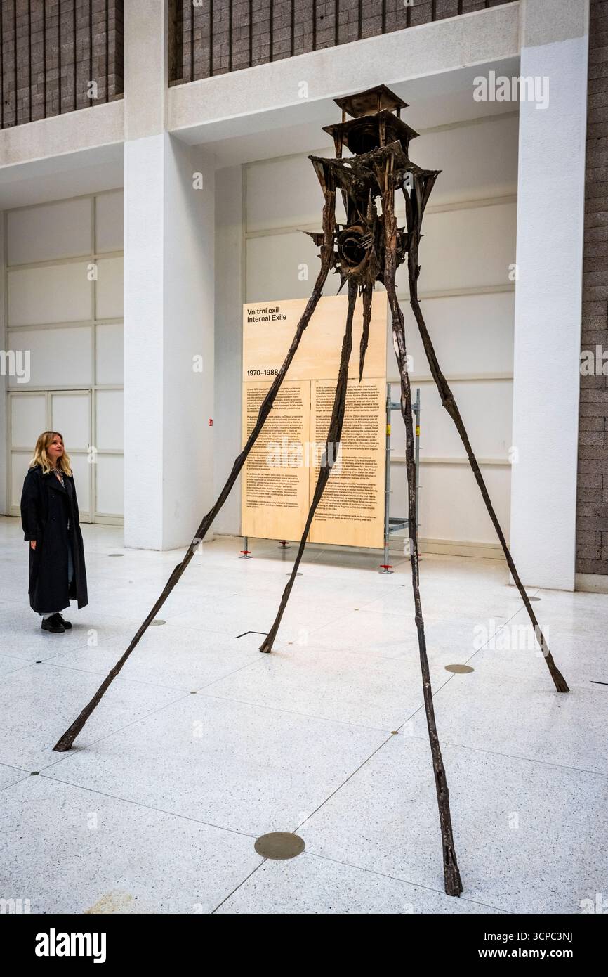 Prag, Tschechische Republik. September 2025. Pressetour durch die Ausstellung Ales Vesely: Retrospektive - Alesville von Ales Vesely, einer der wichtigsten tschechischen Bildhauer der Nachkriegszeit, in der Nationalgalerie, Schloss Veletrzni, Prag, 25. September 2025. Die Ausstellung zeigt Schlüsselmomente seines Werkes, von frühen Arbeiten aus den 1950er Jahren über monumentale Skulpturen bis hin zu visionären Projekten für Landschaften und Wüsten. Quelle: VIT Simanek/CTK Photo/Alamy Live News Stockfoto