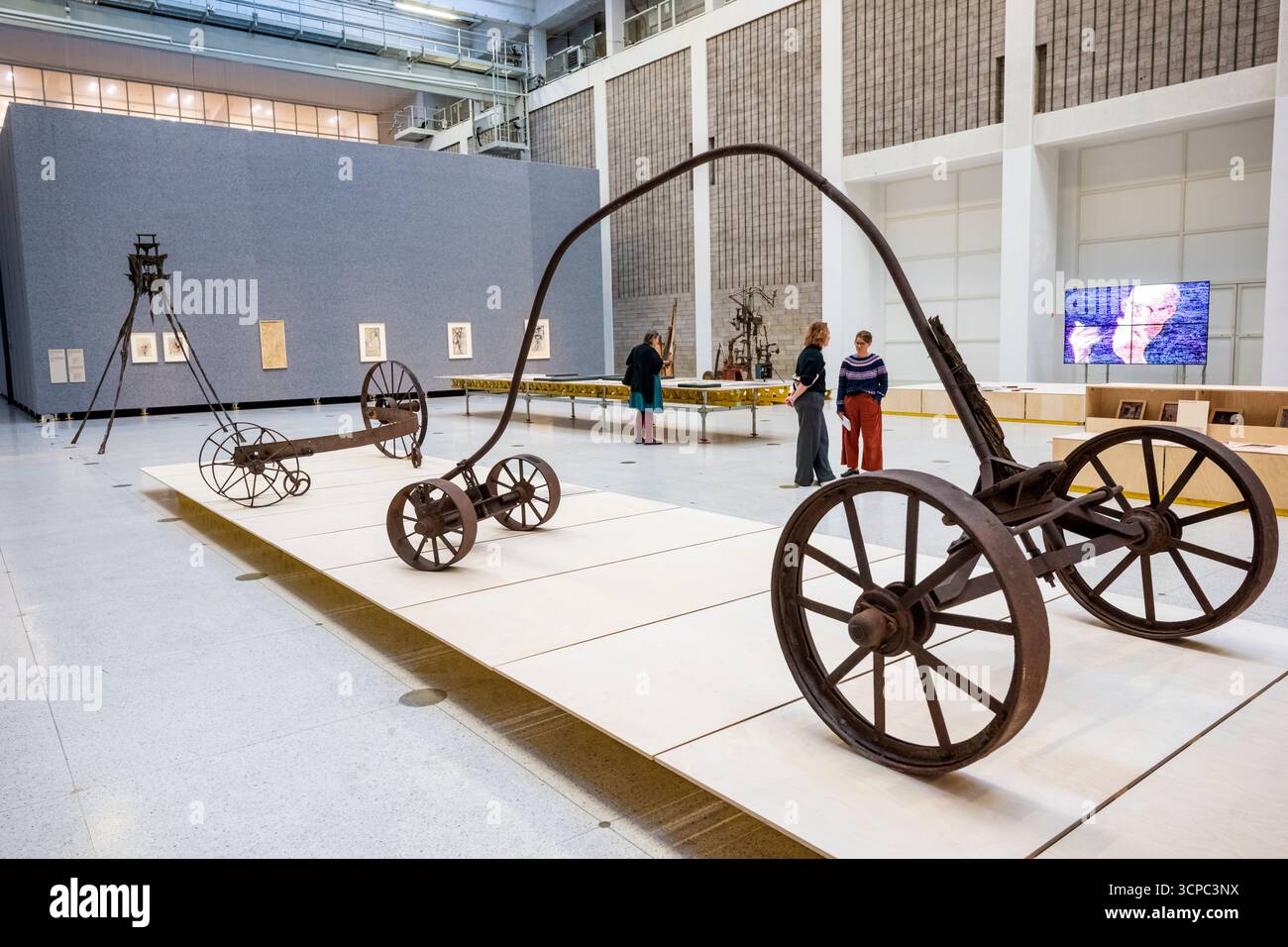 Prag, Tschechische Republik. September 2025. Pressetour durch die Ausstellung Ales Vesely: Retrospektive - Alesville von Ales Vesely, einer der wichtigsten tschechischen Bildhauer der Nachkriegszeit, in der Nationalgalerie, Schloss Veletrzni, Prag, 25. September 2025. Die Ausstellung zeigt Schlüsselmomente seines Werkes, von frühen Arbeiten aus den 1950er Jahren über monumentale Skulpturen bis hin zu visionären Projekten für Landschaften und Wüsten. Quelle: VIT Simanek/CTK Photo/Alamy Live News Stockfoto