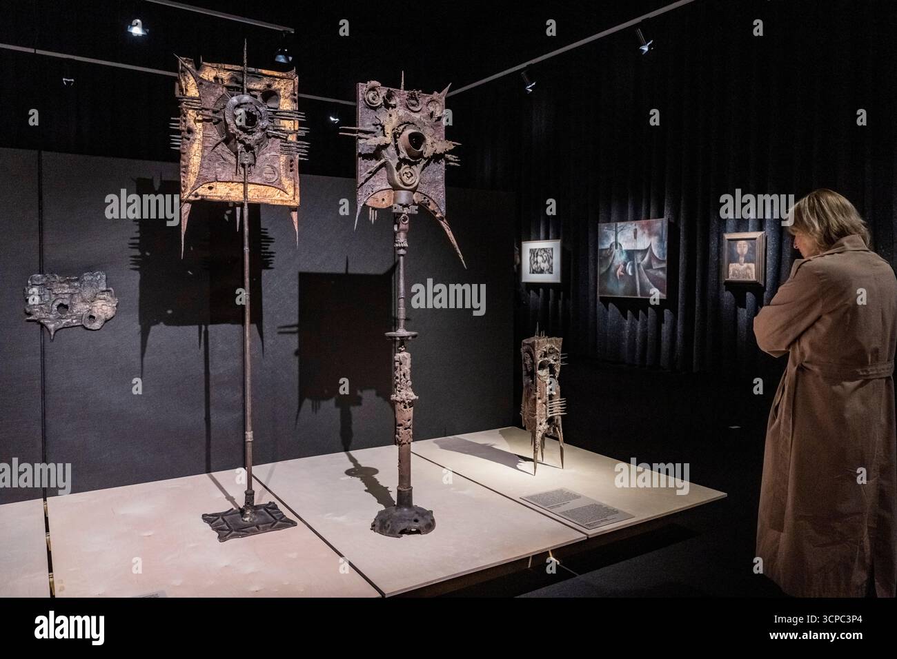 Prag, Tschechische Republik. September 2025. Pressetour durch die Ausstellung Ales Vesely: Retrospektive - Alesville von Ales Vesely, einer der wichtigsten tschechischen Bildhauer der Nachkriegszeit, in der Nationalgalerie, Schloss Veletrzni, Prag, 25. September 2025. Die Ausstellung zeigt Schlüsselmomente seines Werkes, von frühen Arbeiten aus den 1950er Jahren über monumentale Skulpturen bis hin zu visionären Projekten für Landschaften und Wüsten. Quelle: VIT Simanek/CTK Photo/Alamy Live News Stockfoto