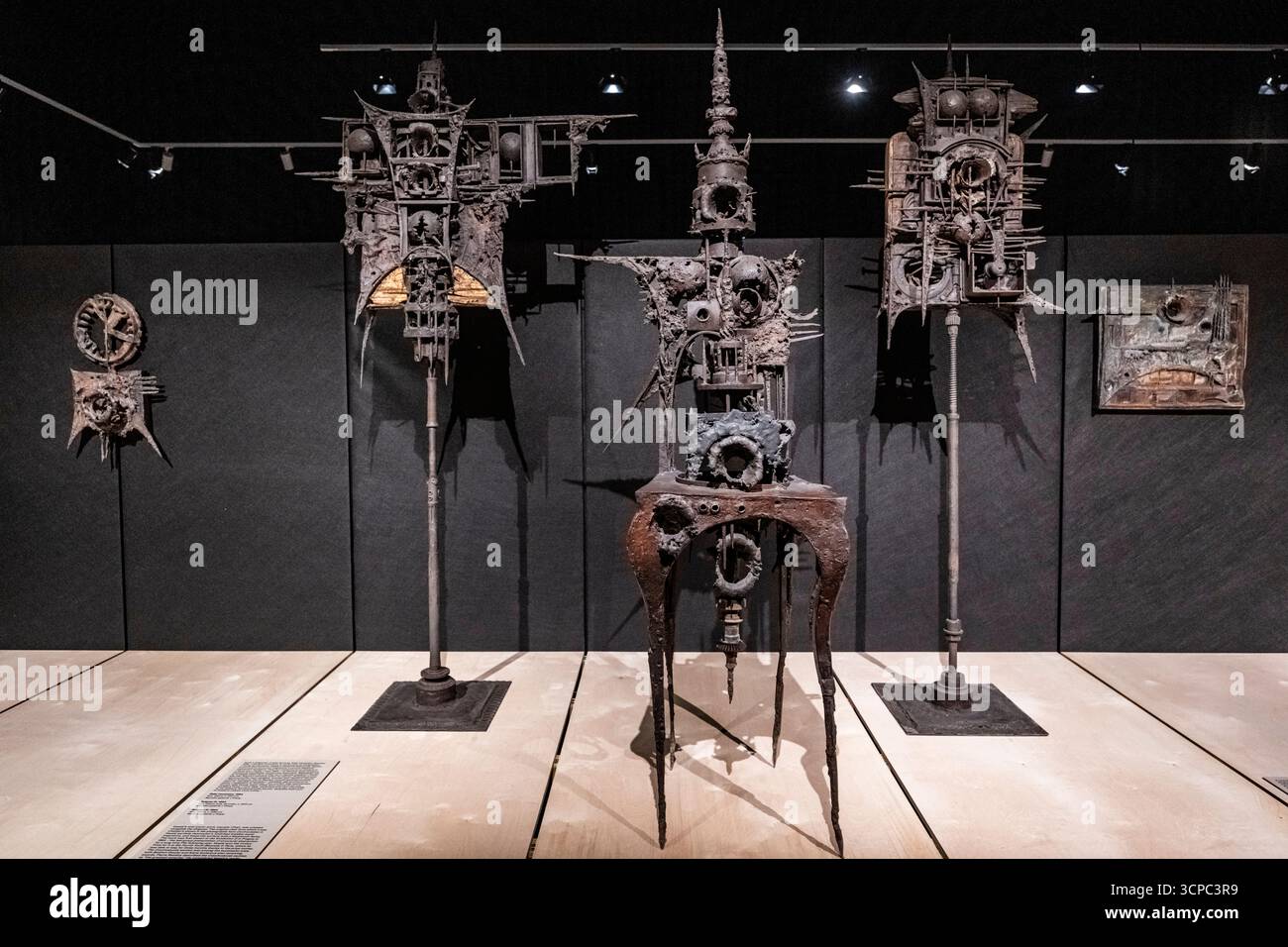 Prag, Tschechische Republik. September 2025. Pressetour durch die Ausstellung Ales Vesely: Retrospektive - Alesville von Ales Vesely, einer der wichtigsten tschechischen Bildhauer der Nachkriegszeit, in der Nationalgalerie, Schloss Veletrzni, Prag, 25. September 2025. Die Ausstellung zeigt Schlüsselmomente seines Werkes, von frühen Arbeiten aus den 1950er Jahren über monumentale Skulpturen bis hin zu visionären Projekten für Landschaften und Wüsten. Quelle: VIT Simanek/CTK Photo/Alamy Live News Stockfoto