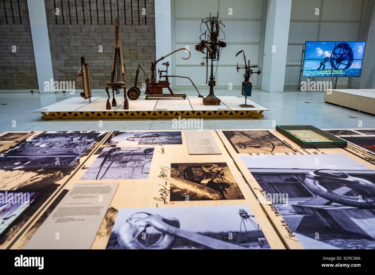 Prag, Tschechische Republik. September 2025. Pressetour durch die Ausstellung Ales Vesely: Retrospektive - Alesville von Ales Vesely, einer der wichtigsten tschechischen Bildhauer der Nachkriegszeit, in der Nationalgalerie, Schloss Veletrzni, Prag, 25. September 2025. Die Ausstellung zeigt Schlüsselmomente seines Werkes, von frühen Arbeiten aus den 1950er Jahren über monumentale Skulpturen bis hin zu visionären Projekten für Landschaften und Wüsten. Quelle: VIT Simanek/CTK Photo/Alamy Live News Stockfoto