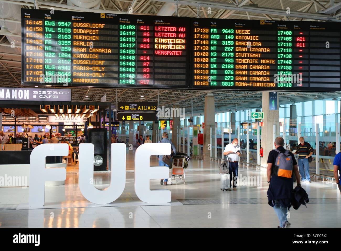 FUERTEVENTURA, SPANIEN - 9. DEZEMBER 2024: Passagiere besuchen den Flughafen Fuerteventura auf den Kanarischen Inseln, Spanien. Stockfoto
