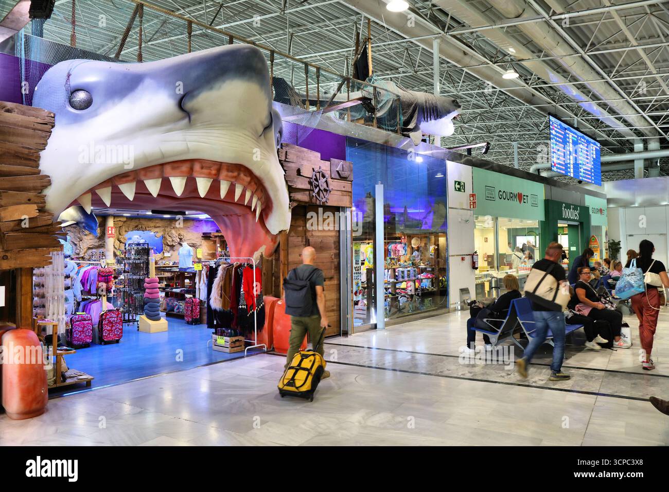 FUERTEVENTURA, SPANIEN - 9. DEZEMBER 2024: Passagiere besuchen den Flughafen Fuerteventura auf den Kanarischen Inseln, Spanien. Stockfoto